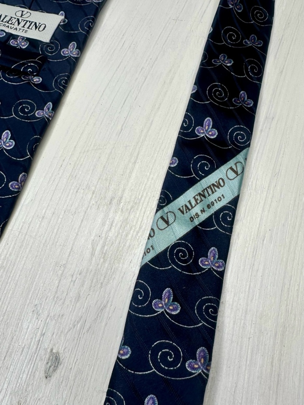 Valentino Cravatte Vintage 90’s Silk Tie Navy Blue Floral Swirl Italy Designer - Picture 9 of 10